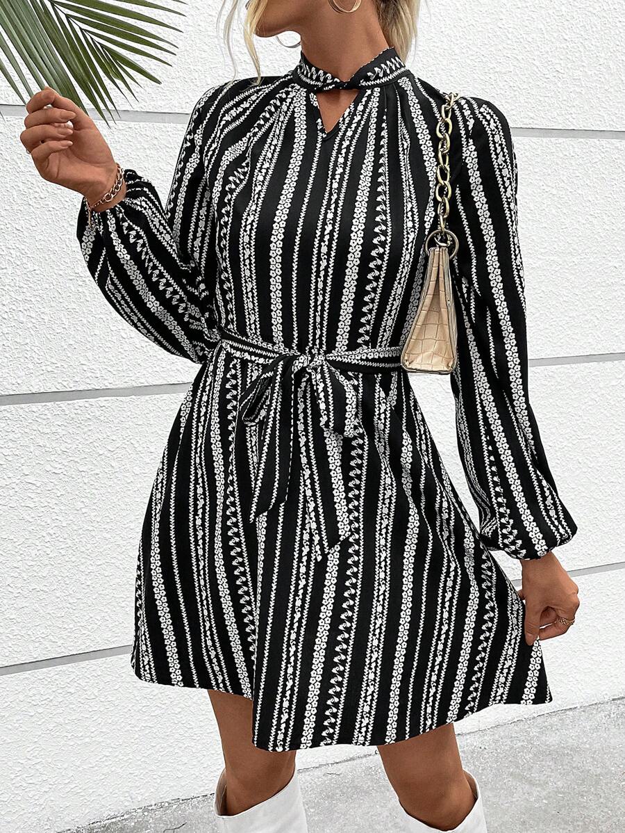 SHEIN LUNE 碎花鎖眼領繫腰帶洋裝