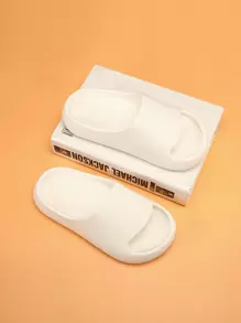 1雙白色兒童泡沫拖鞋