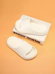 1雙白色兒童泡沫拖鞋