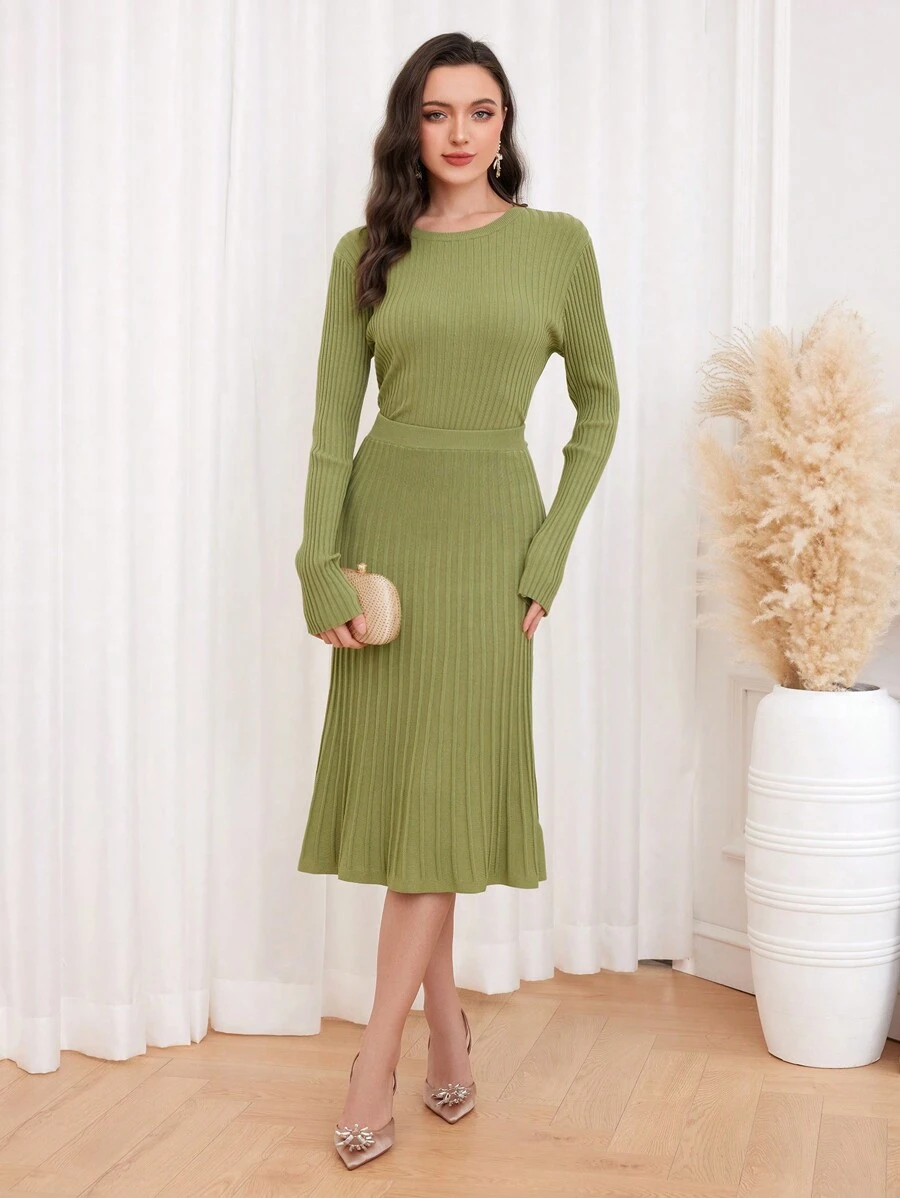 Modelyn Bộ 2 món áo len dệt kim gân trơn và chân váy dệt kim - màu xanh lá - Xem 1