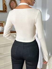 SHEIN Privé 鏈條細節手帕下擺T恤 - 杏色 - 查看 2