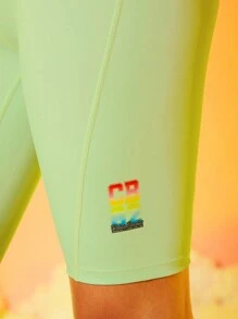 SHEIN X Care Bears Sovereign Charm 卡通圖形u字背運動胸圍加膝短褲套裝 - 綠色 - 查看 8