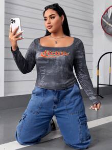 SHEIN EZwear Talla grande Camiseta con estampado de letra de cuello cuadrado