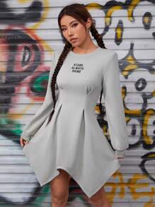 SHEIN PETITE Đồ họa Chữ cái Xếp nếp Viền khăn tay Đầm - Màu Xám nhạt - Xem 1