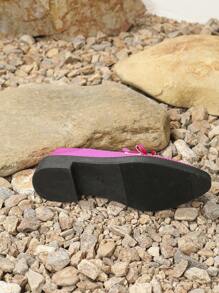 女式麻花邊和蝴蝶結裝飾厚底尖頭粗跟珍鞋,黑色