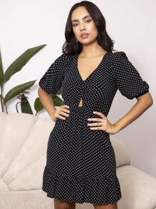 SHE(IN) BRASIL 波卡圓點前扭結鏤空荷葉邊洋裝 - 黑與白 - 查看 1