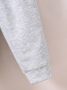 SHEIN 男孩兩件套裝,由帶口袋的工作褲、拼接色彩設計和繩子組成,長款休閒多用途褲子適合秋季穿著