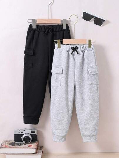 SHEIN 男孩兩件套裝,由帶口袋的工作褲、拼接色彩設計和繩子組成,長款休閒多用途褲子適合秋季穿著