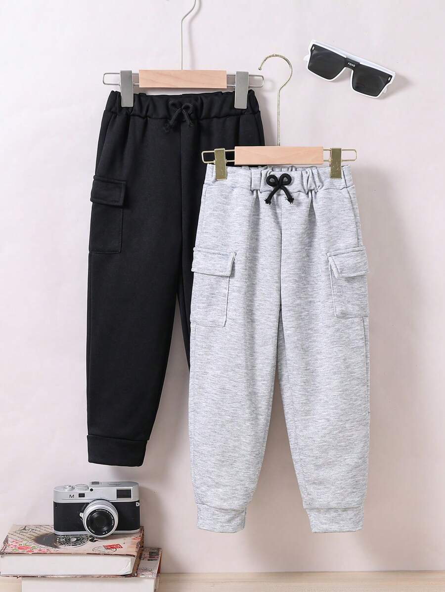 SHEIN 男孩兩件套裝,由帶口袋的工作褲、拼接色彩設計和繩子組成,長款休閒多用途褲子適合秋季穿著