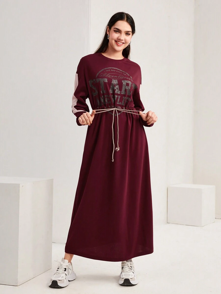 Mulvari 勃艮第红色标语图案对比侧缝抽绳腰部落肩连衣裙 - 酒紅色 - 查看 1