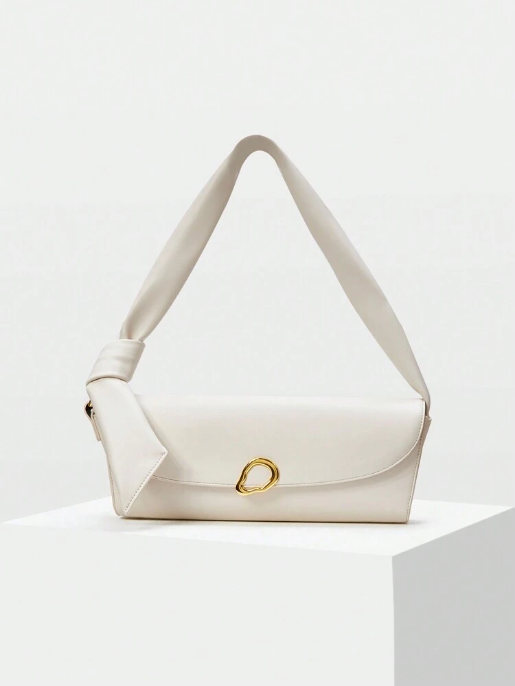 BOLSO DE HOMBRO CUADRADO CON SOLAPA DECORADO DE METAL BLANCO