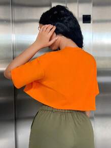 SHEIN SXY Đồ họa Chữ cái Khối màu Thả vai Áo phông Crop - trái cam - Xem 2