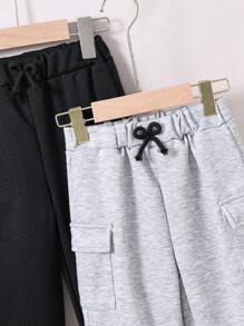 SHEIN 男孩兩件套裝,由帶口袋的工作褲、拼接色彩設計和繩子組成,長款休閒多用途褲子適合秋季穿著