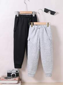 SHEIN 男孩兩件套裝,由帶口袋的工作褲、拼接色彩設計和繩子組成,長款休閒多用途褲子適合秋季穿著