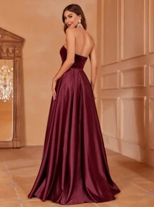 圆领高开衩晚礼服搭配夸张的A字裙摆——奢华丝绸般的女士正式礼服，优雅的拖地长裙设计，适合庆典活动、正式晚宴和红毯仪式