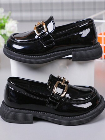 1對女童專利皮革公主平底鞋