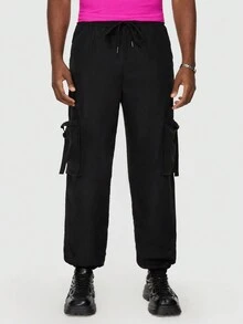 ROMWE MEN Street Life 男士帶扣細節側翻蓋口袋腰部抽繩工裝褲 - 黑色 - 查看 4