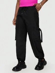 ROMWE MEN Street Life 男士帶扣細節側翻蓋口袋腰部抽繩工裝褲 - 黑色 - 查看 1