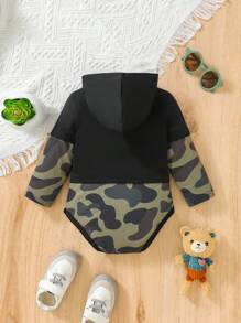 SHEIN Baby Boy Letter & Camo Print Hooded Bodysuit - Black - View 2