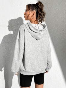 SHEIN EZwear Đồ họa Hình & Khẩu hiệu Thả vai Dây rút Hoodie - Màu Xám nhạt - Xem 4
