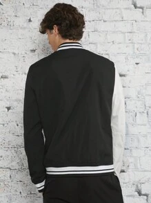 Manfinity VCAY Áo khoác Varsity kẻ sọc vá chữ rộng rãi cho nam màu sắc rực rỡ - Đen và trắng - Xem 2