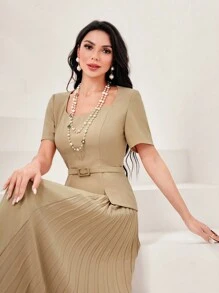 Modelyn 翻蓋細節百褶下擺洋裝