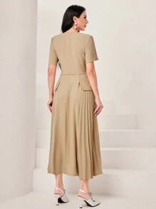 Modelyn 翻蓋細節百褶下擺洋裝