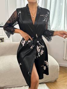 Bata con estampado floral con encaje en contraste con cinturón de satén