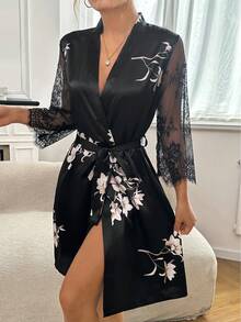 Bata con estampado floral con encaje en contraste con cinturón de satén