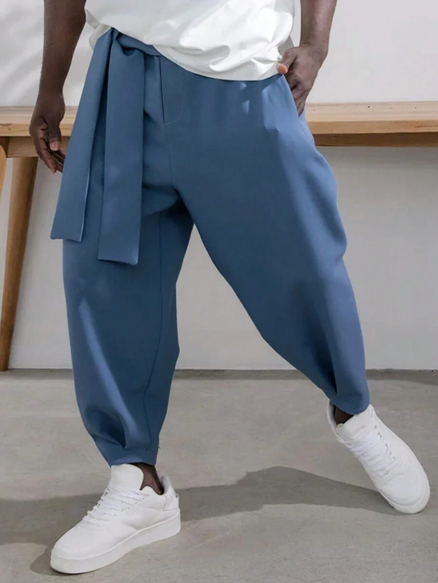 Manfinity Homme Pantalones holgados de unicolor con cinturón para hombres, pantalones de harén lisos y frescos de color azul claro para salir, otoño - Azul - Ver 1