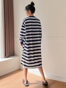 DAZY Vestido homewear con estampado de rayas de hombros caídos - Azul Marino - Ver 2