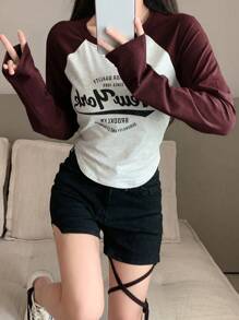 DAZY 撞色插肩袖字母图案弧形下摆 T 恤，秋季服装长袖女式上衣 - 酒紅色 - 查看 4