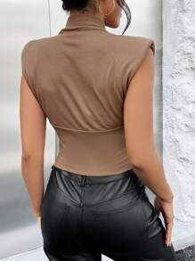 SHEIN Essnce 小高領墊肩背心 - 卡其色 - 查看 2