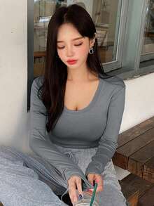 DAZY Camiseta crop unicolor de cuello scoop - Gris - Ver 4