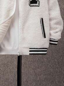 SHEIN Chico preadolescente Cazadora teddy con parche de letra ribete de rayas sin jersey