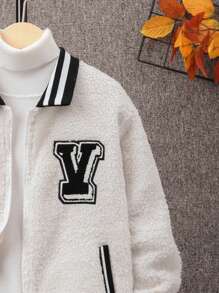 SHEIN Chico preadolescente Cazadora teddy con parche de letra ribete de rayas sin jersey