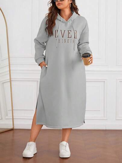 SHEIN Essnce Talla grande Vestido con capucha con estampado de letra bajo con abertura con cordón
