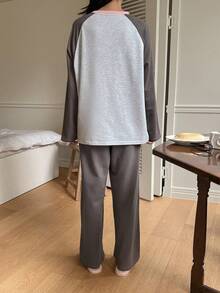 DAZY 人像圖案插肩袖T恤和褲子休閒套裝 - 卡其色 - 查看 2