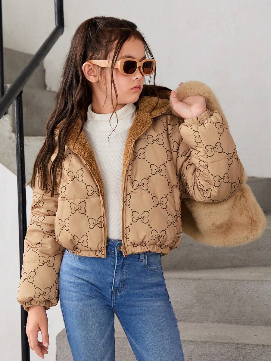 SHEIN Tween Girl 1 件蝴蝶结印花泰迪熊衬里连帽夹棉大衣 - 卡其色 - 查看 1