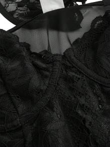 SHEIN طقم ملابس داخلية من الدانتيل الزهري بسلك داعم مع حزام جورب زوج واحد