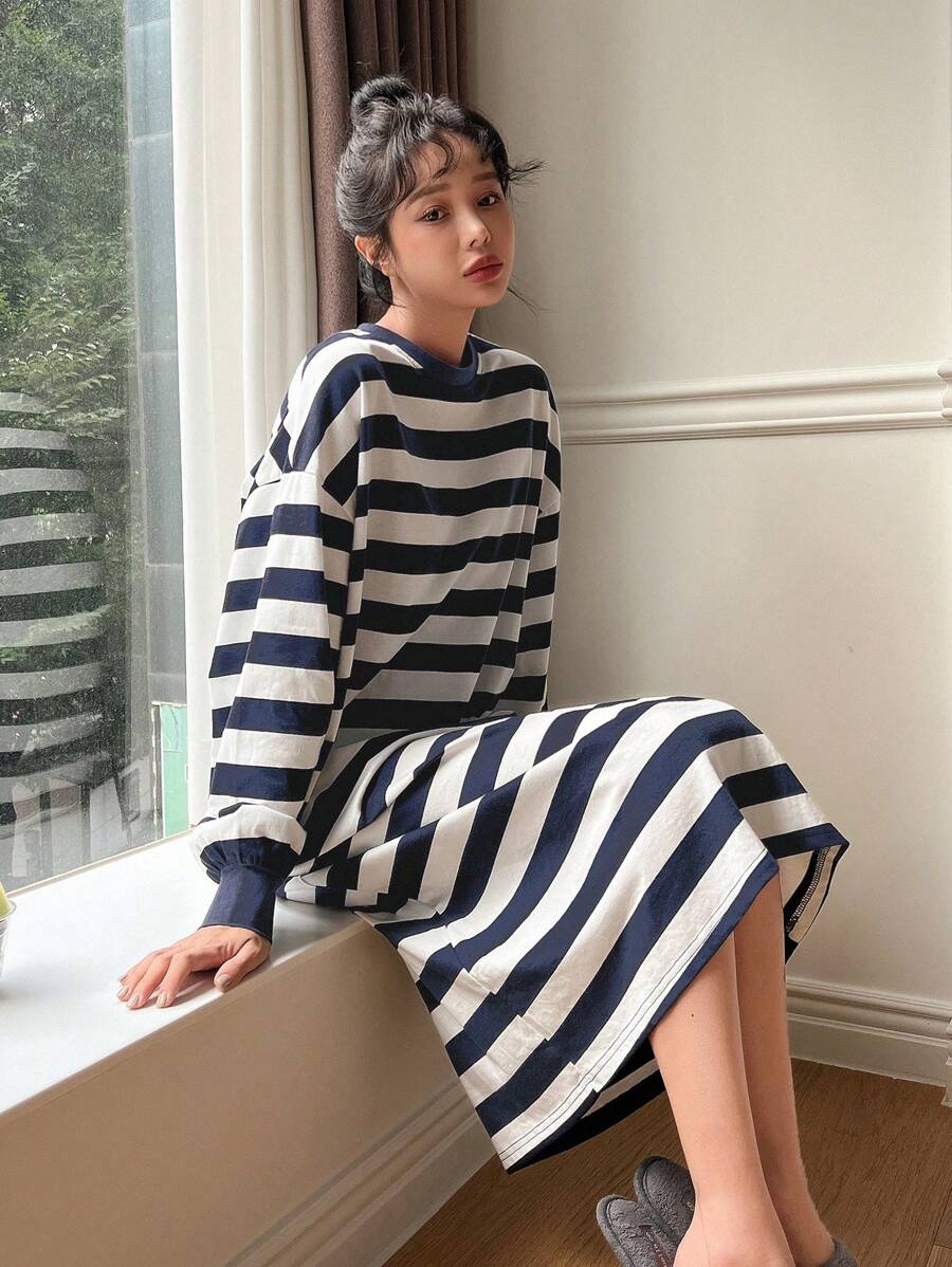 DAZY Vestido homewear con estampado de rayas de hombros caídos - Azul Marino - Ver 1