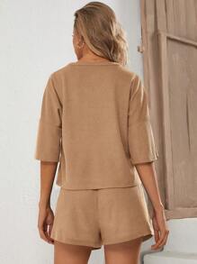 SHEIN Maternidad Shorts con camiseta de hombros caídos Set - Caqui - Ver 2