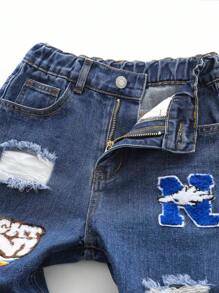 男大童卡通字母圖案破洞牛仔褲 - 深色水洗藍 - 查看 5