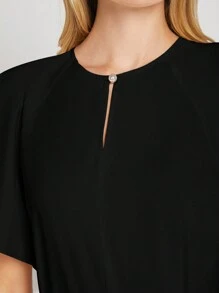 BizChic 女士圆领纽扣装饰镂空蝴蝶袖宽松垂坠衬衫，基础都市通勤风格，简约优雅时尚商务休闲装，适合教师、办公室、婚礼、音乐会等场合。 - 黑色 - 查看 5