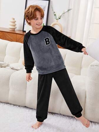 SHEIN Tween Boy Thickened Contrast Color Patchwork Sweatshirt And Solid Color Pants Pajamas, Boys Sleep Wear, Boys Pajama, Boys Lounge Set,Ensemble Hiver,Winter Clothing,Fall Outfits,Fall Clothing,All Clothes For Kids,Black Tops,Black Pants,