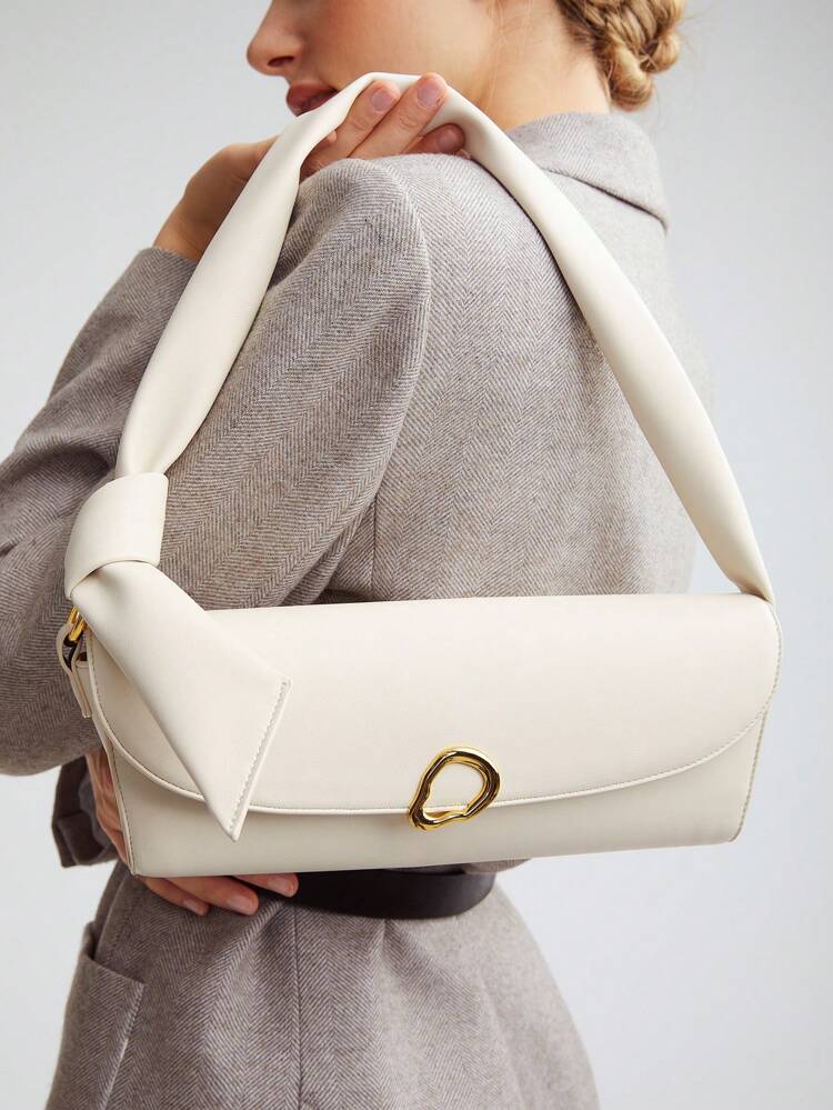 BOLSO DE HOMBRO CUADRADO CON SOLAPA DECORADO DE METAL BLANCO