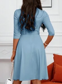 ChicMe 半袖前拉链系腰带中长连衣裙圆领修身简约时尚设计 - 淺藍色 - 查看 2