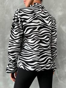 RueChic 斑馬紋小高領荷葉袖襯衫 - 黑與白 - 查看 2