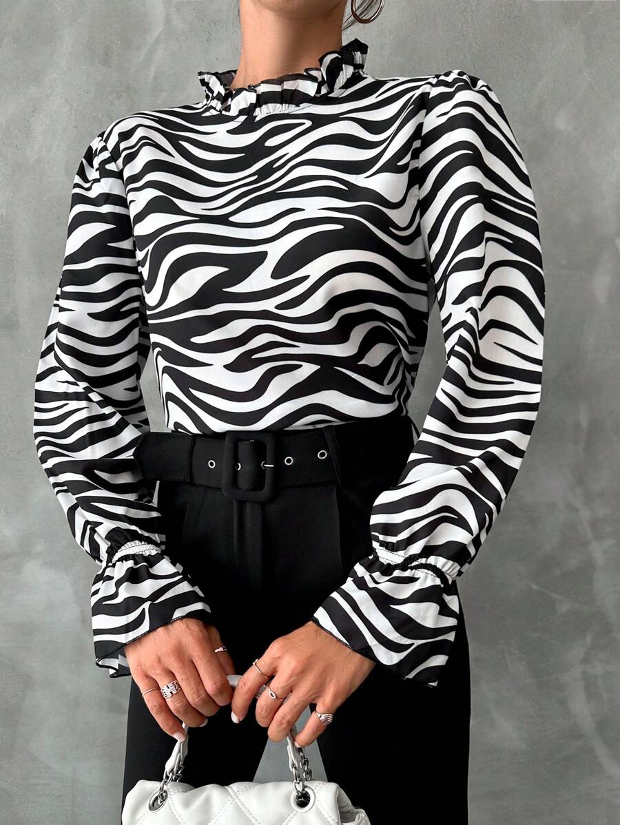 RueChic 斑馬紋小高領荷葉袖襯衫 - 黑與白 - 查看 1