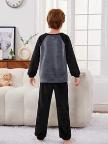 SHEIN بيجامة مكونة من بلوزة سويت شيرت سميكة بألوان متباينة مع بنطلون أحادي اللون للأولاد المراهقين - الأسود - مشاهدة 2